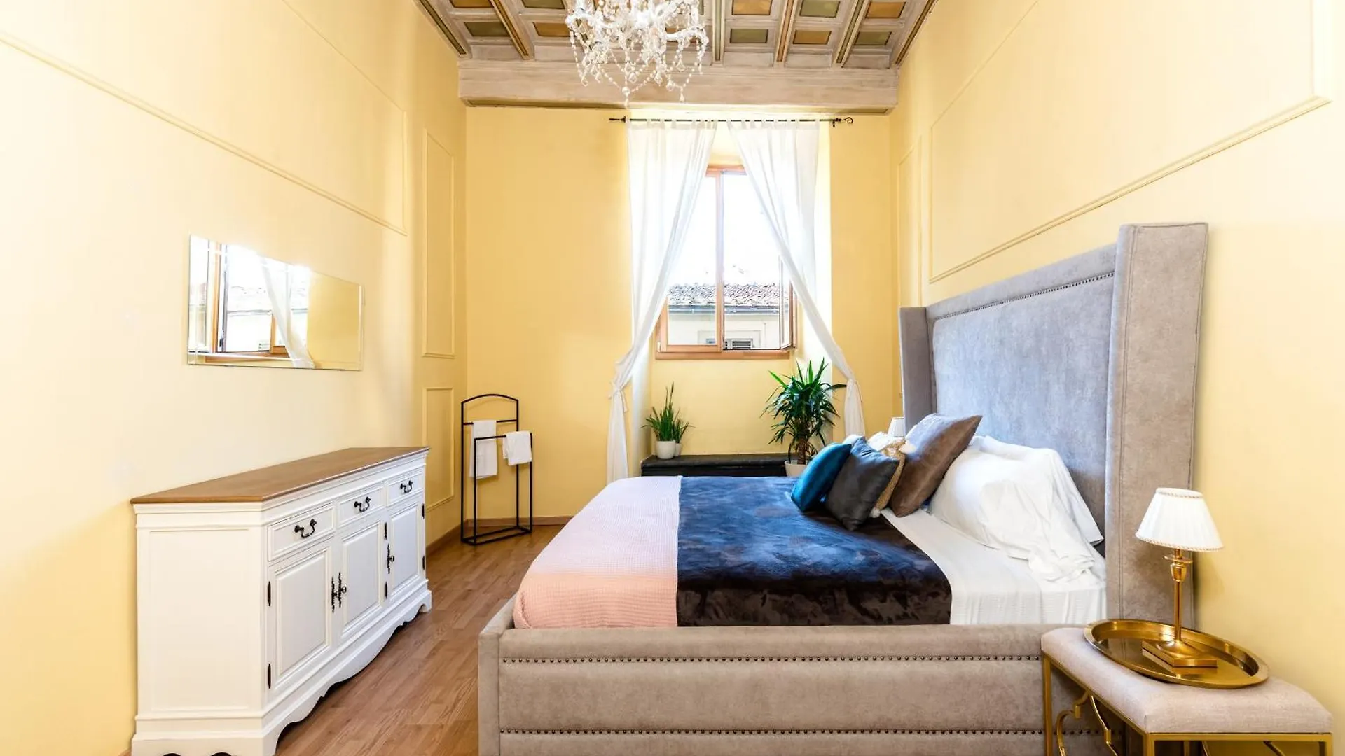 Historic Center Palace - Huge 4 Bedrooms Santa Croce Apartment - By Likehomeflorence