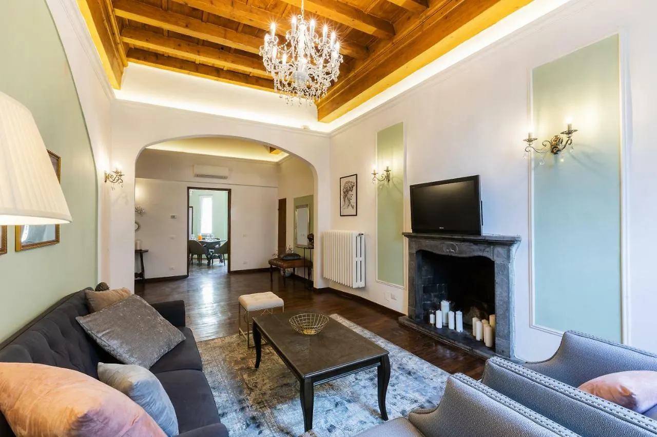 Historic Center Palace - Huge 4 Bedrooms Santa Croce Apartment - By LikehomeFlorença 0*,