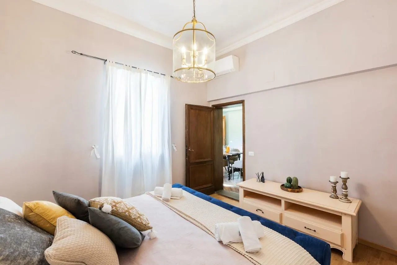 Historic Center Palace - Huge 4 Bedrooms Santa Croce Apartment - By LikehomeFlorença