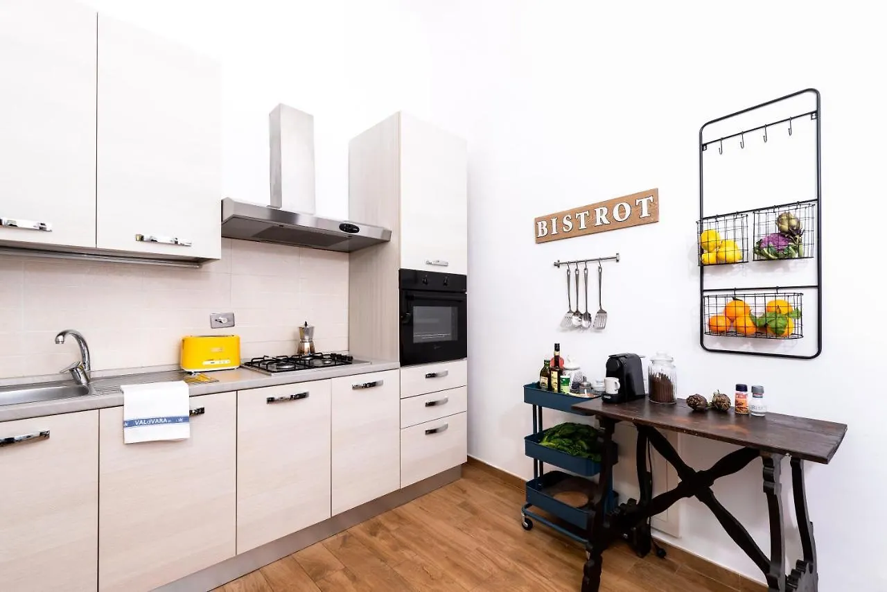 Historic Center Palace - Huge 4 Bedrooms Santa Croce Apartment - By LikehomeFlorença 0*,  Itália